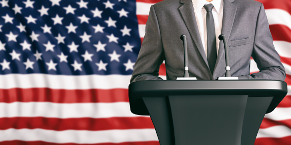 Conferencista sobre fondo de bandera de Estados Unidos de América. Ilustración 3D photo