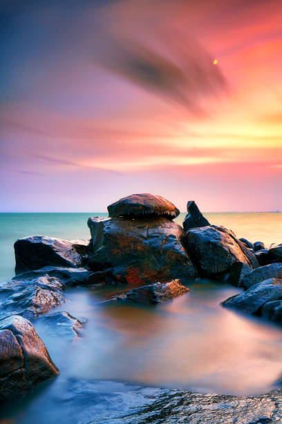 sunset at brighton beach duluth minnesota - vertical lift bridge imagens e fotografias de stock