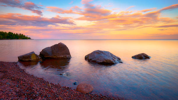 belas nuvens e pôr do sol com reflexo no lago superior - lago reflection - fotografias e filmes do acervo