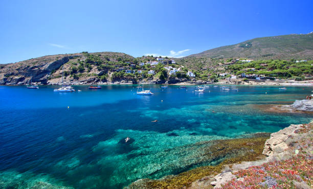 hauptansicht des "sa conca" strand in cadaqués dorf, costa brava, mittelmeer, katalonien, spanien - cadaques stock-fotos und bilder