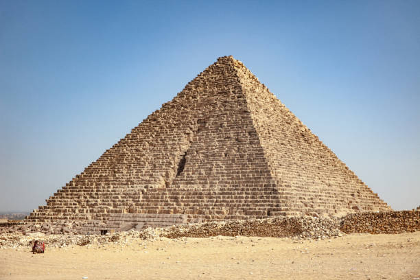 view on kheops pyramid in egypt - pyramid of mycerinus imagens e fotografias de stock