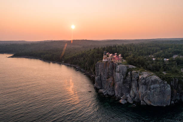 partido faro de la roca en la puesta del sol -l ake superior - split rock lighthouse fotografías e imágenes de stock