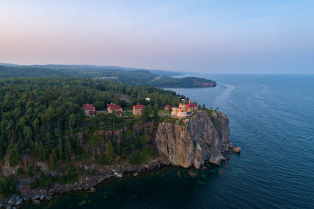 split rock farol ao entardecer - lago superior - split rock lighthouse - fotografias e filmes do acervo