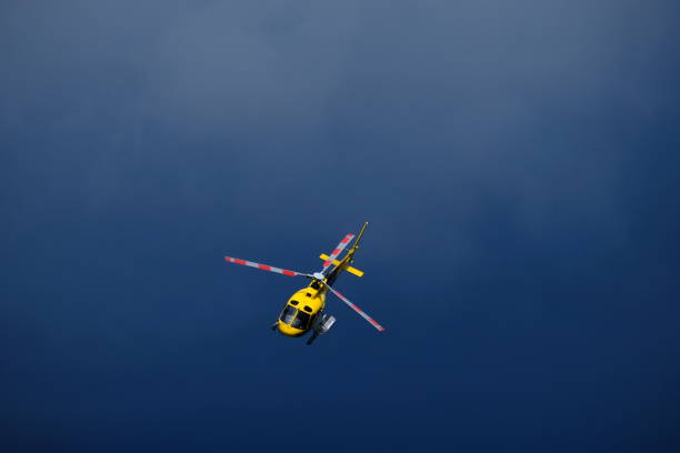 piani 디 bobbio, 노란 italy.a 헬기 비행 - skydiving parachute parachuting helicopter 뉴스 사진 이미지