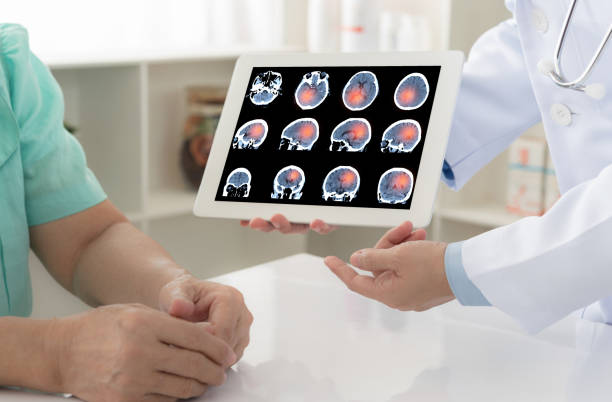 врач пациента сканирование мозга пациента - x ray image radiologist examining using voice стоковые фото и изображения