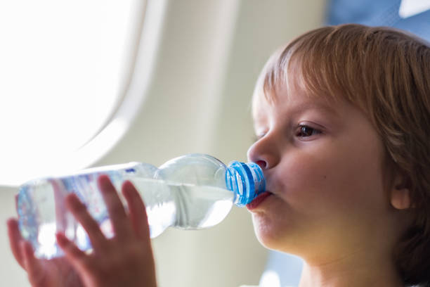 menino na água potável de avião - water child bottle little boys - fotografias e filmes do acervo