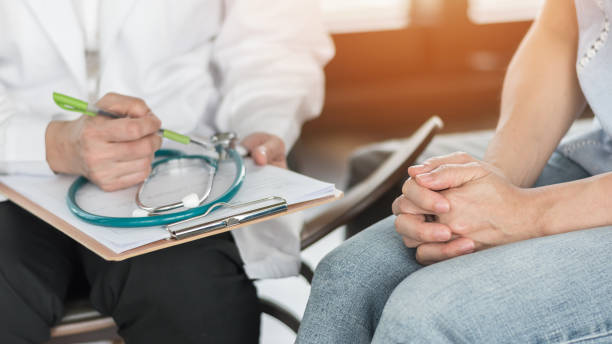 médico o psiquiatra de consultoría y diagnóstico paciente examen de estrés mujer en obstétrico - ginecológico enfermedad femenina y salud mental en centro médico de la asistencia sanitaria de la clínica u hospital - patient information fotografías e imágenes de stock