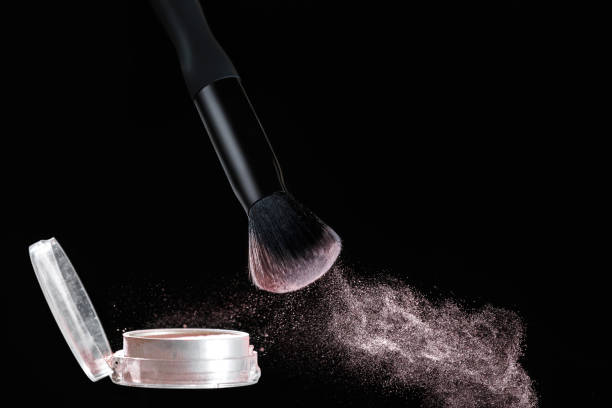 compõem a escova com salpicos de pó em fundo preto - face powder exploding make up dust - fotografias e filmes do acervo