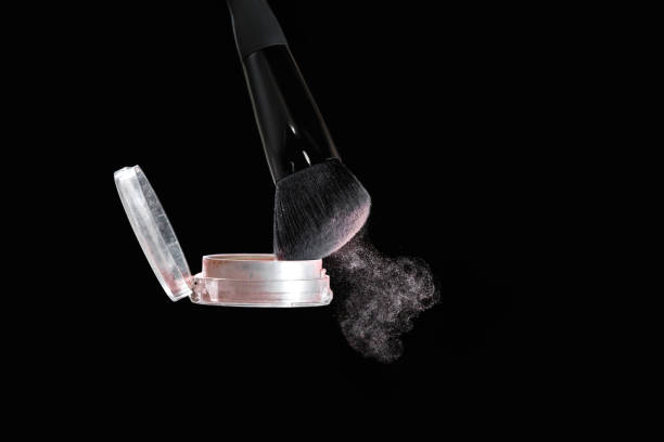 compõem a escova com salpicos de pó em fundo preto - face powder exploding make up dust - fotografias e filmes do acervo