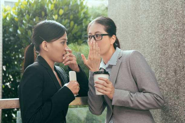아시아 여성 사무실 험담에 대 한 이야기 - whispering women talking mystery 뉴스 사진 이미지