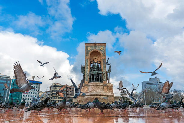 vista piazza taksim con statue - eastern anatolia foto e immagini stock