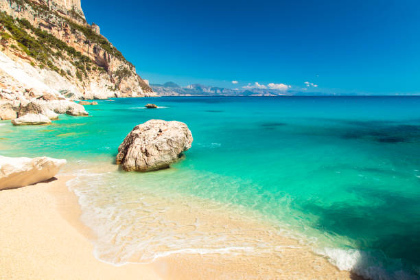 la bellissima cala goloritzè in sardegna - arch rock foto e immagini stock