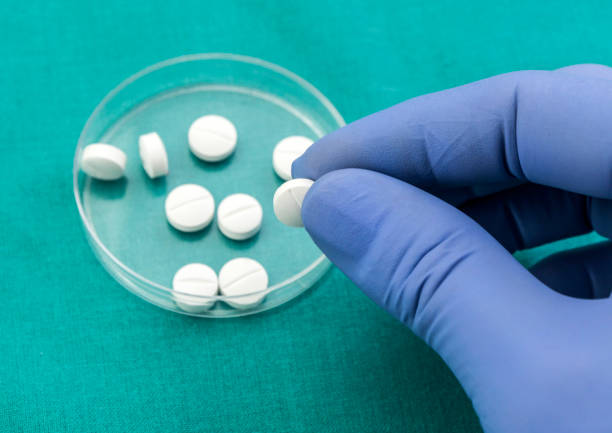 istock Doctor supports in its hand some white pills 1021028204