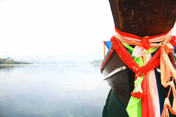 enveloppe de tissu multicolor pour le sacré dans le voyage du bateau à longue queue dans la rivière et il est une croyance religieuse en thaïlande - 7 week old photos et images de collection