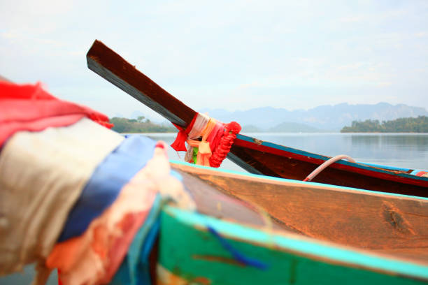 enveloppe de tissu multicolor pour le sacré dans le voyage du bateau à longue queue dans la rivière et il est une croyance religieuse en thaïlande - 7 week old photos et images de collection