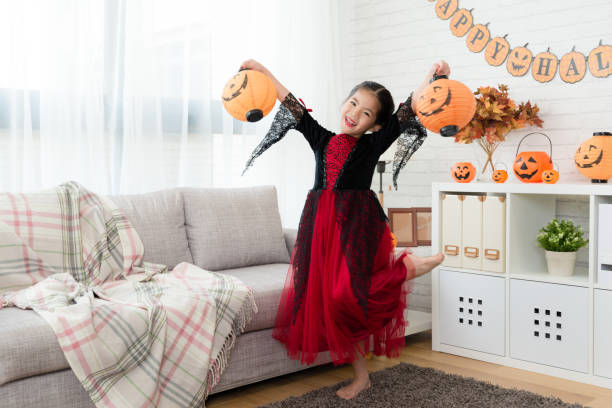 ダンスにカボチャ ランタンを持って女の子 - pumpkin small orange holiday ストックフォトと画像