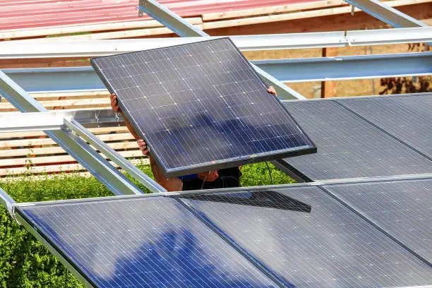 The roof of the carport is made of modern, transparent glass photovoltaic modules.