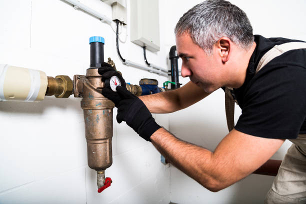 plombier réparer les conduites d’eau métalliques avec manomètre - pipefitter photos et images de collection
