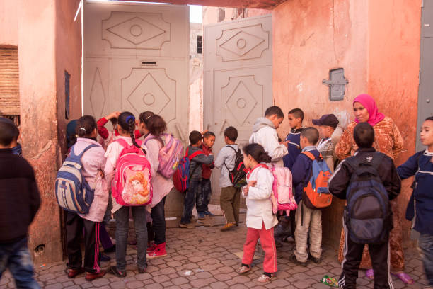 niños de escuela primaria con profesor allí - education morocco fotografías e imágenes de stock