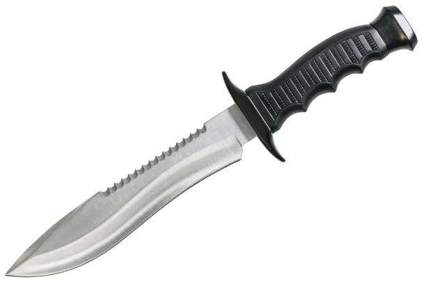 cuchillo de bowie con dientes-serrucho hoja fija caza táctico de combate supervivencia aislada sobre fondo blanco - cuchillo arma fotografías e imágenes de stock
