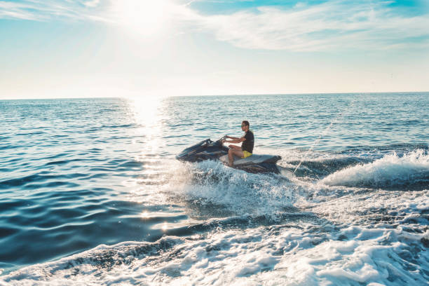 mężczyzna jadący skuterem wodnym - motorboating jet boat jet boating summer zdjęcia i obrazy z banku zdjęć