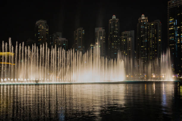 istock Dubai dancing fountain show 1021096424