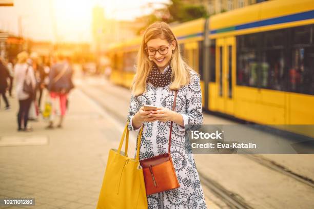 Junge Frau Sucht Ihre Botschaften Stockfoto und mehr Bilder von U-Bahn - U-Bahn, Eine Frau allein, Frauen