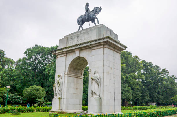 istock Sight in India an arch a sculpture of Edwardvs VII Rex Imperator 1021116390