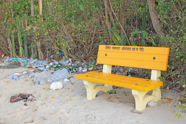 inde, goa, 5 février 2018. bouteilles de plastique ou de verre vides se trouvent sur la plage et polluent l’écologie de la mer - toxic substance spilling pouring bottle photos et images de collection