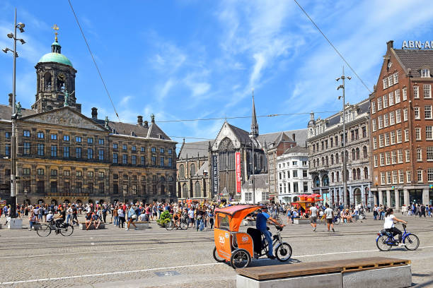 dam square in amsterdam - dam stock-fotos und bilder