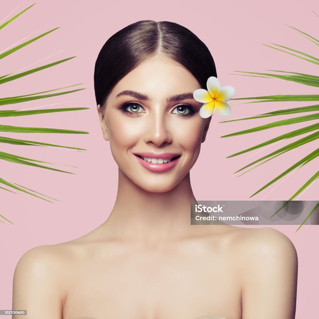 Người Đẹp Mỉm Cười Mô Hình Spa Với Trang Điểm Tự Nhiên Và Lá Xanh ...