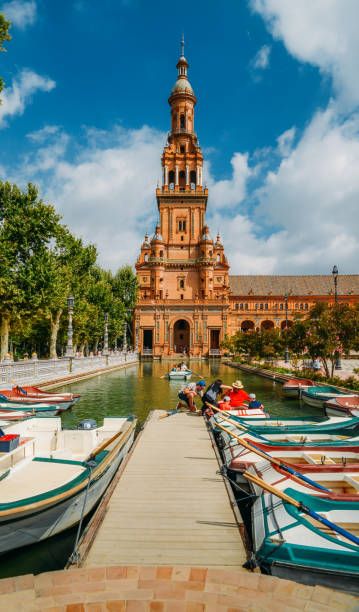 ボートやスペイン広場やプラザ デ トロス、セビリア、アンダルシアの運河の観光客 - plaza de espana sevilla town square seville ストックフォトと画像