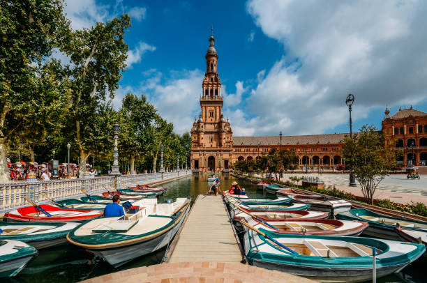 ボートやスペイン広場やプラザ デ トロス、セビリア、アンダルシアの運河の観光客 - plaza de espana sevilla town square seville ストックフォトと画像