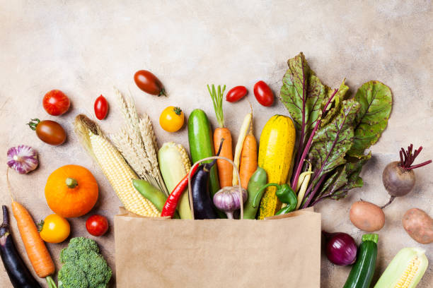 キッチン テーブル トップ ビューで紙袋食料品を買い物で秋野菜。 - paper bag groceries food vegetable ストックフォトと画像