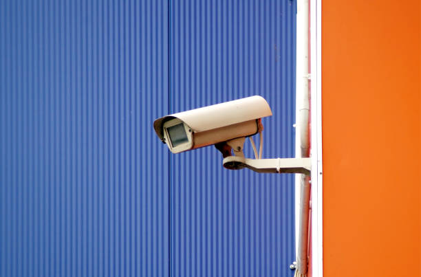 建物の壁に監視カメラが設置。 - camera ccd digital camera ストックフォトと画像