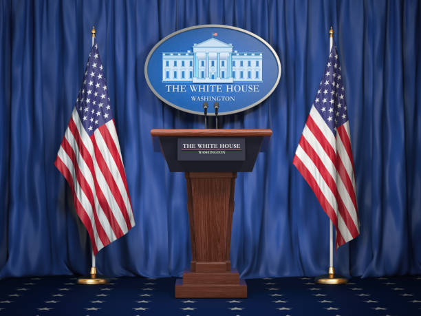 briefing der präsident der uns vereinigte staaten im weißen haus. podium lautsprecher tribüne mit usa-flaggen und zeichen des weißen houise. politik-konzept. - flag of washington stock-fotos und bilder