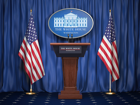 Informe del Presidente de nosotros Estados Unidos en la casa blanca. Tribuna de orador de podio con banderas de Estados Unidos y muestra de Houise blanco. Concepto de política. photo