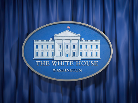La señal de Washington de la casa blanca sobre fondo azul photo