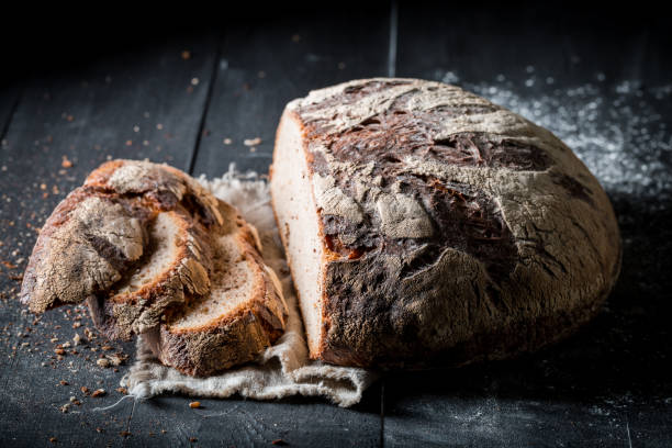 pagnotta sana per colazione su panno di lino - polish bread foto e immagini stock