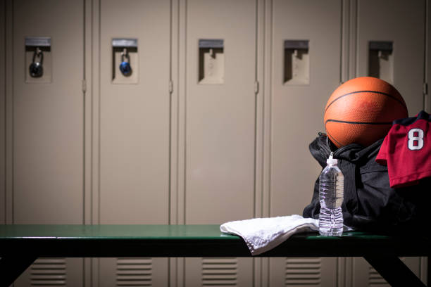 学校体育館のロッカー ルームでバスケット ボール スポーツ用品。
