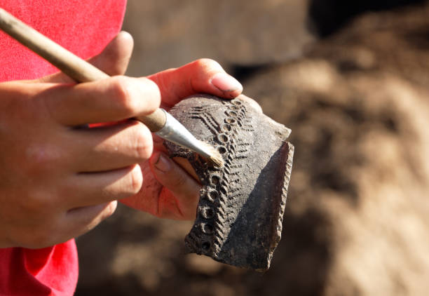 o achado na escavação arqueológica é um pedaço de um vaso de barro antigo - arqueologia - fotografias e filmes do acervo