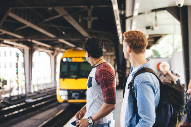 espera en la plataforma del tren de - nueva gales del sur fotografías e imágenes de stock