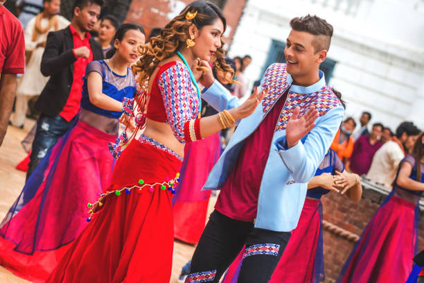 nepali bailarines bailando para un vídeo de música - editorial indian culture traditional culture horizontal fotografías e imágenes de stock
