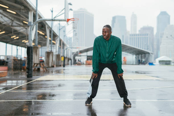 homem americano africano, exercício e descanso em dia chuvoso - mid atlantic usa flash - fotografias e filmes do acervo