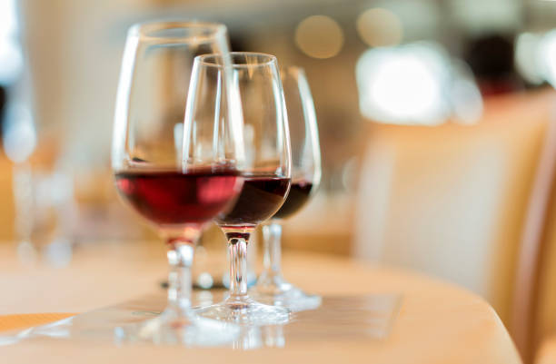 trois oenologie dégustation verres pleins de grands vins rouges vintage. - beaujolais nouveau photos et images de collection