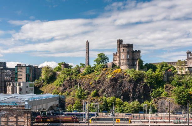 binari della stazione ferroviaria di waverley e cimitero di old calton, edimburgo, scozia, regno unito. - stazione ferroviaria di waverley foto e immagini stock