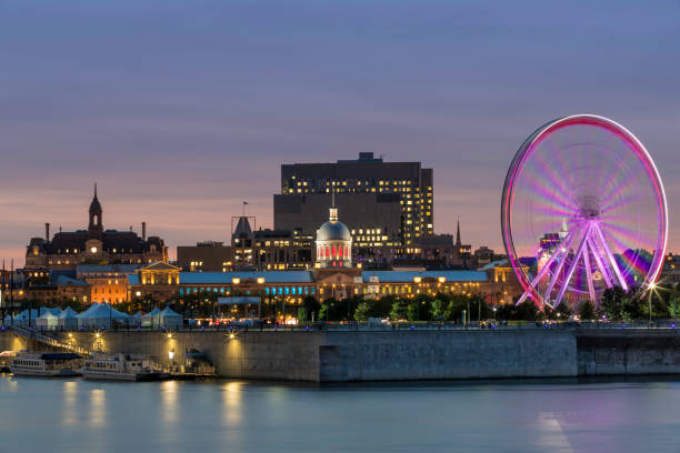 montreal stadtbild im sommer bei sonnenuntergang - rathaus von montréal stock-fotos und bilder