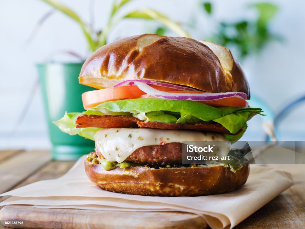 Hamburger au fromage végétalien sur petit pain bretzel et bacon sans viande - Photo de Substitut de viande libre de droits