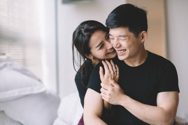 asiatische chinesische paar umarmt und bonding zeit - huband stock-fotos und bilder