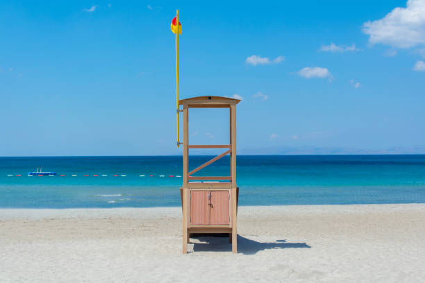 vista de una torre de salvavidas contra el cielo - lifeguard orange nature beach fotografías e imágenes de stock